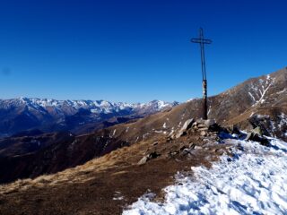 La piccola croce posta all'inizio della dorsale sommitale.