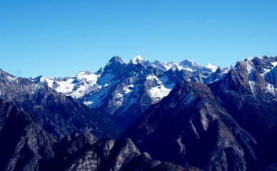 Panorama dalla cima: al centro Pizzo Badile e Pizzo Cengalo.