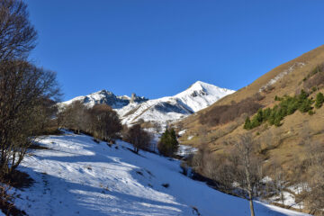 Rocca dell'Abisso,Bastera e Chiamossero visti da poco sopra tetti Virulà