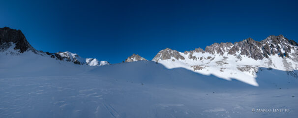Da quota 2700 ca, la nostra traccia di salita e, a destra della foto, i pendii raccordati da noi percorsi discesa sulla sinistra orografica  