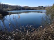 L'appartato Lago di Bertignano. Sullo sfondo a dx si intravede il Mombarone.