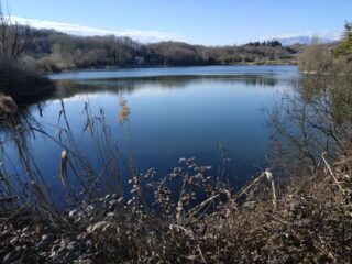 L'appartato Lago di Bertignano. Sullo sfondo a dx si intravede il Mombarone.