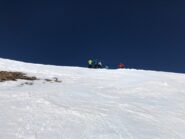 Foto di gruppo contro il cielo