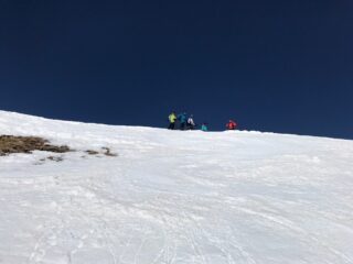 Foto di gruppo contro il cielo