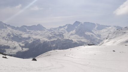 Al di sopra degli alpeggi dell'Arp Vieille, con la Grande Sassiere alle spalle