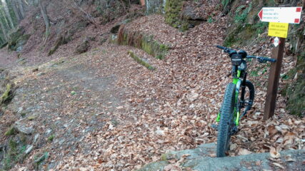 la variante in single trak a monte di Almesio e che conduce a Vana e a Mezzenile senza quasi perdere quota. Bella alternativa all'asfalto di Ceres su sp1