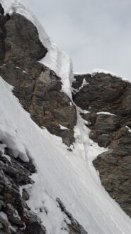 alla sx dell'evidente cornice..