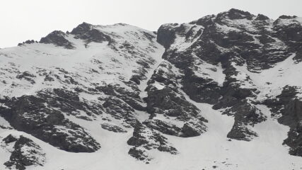 all'esatto centro il couloir di salita..