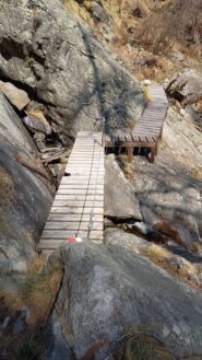 la bella passerella sul torrente