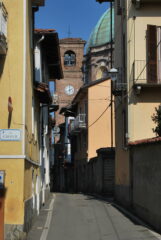 Nel centro di Gassino, campanile e parte del cupolone della Chiesa del S. Spirito