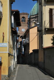 Nel centro di Gassino, campanile e parte del cupolone della Chiesa del S. Spirito