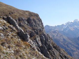 in discesa passando vicino a rocca Speron