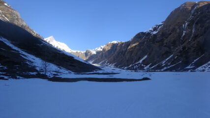 L'alto vallone di Planaval intorno a quota 1800, con al fondo l'Aiguille de Bonalex