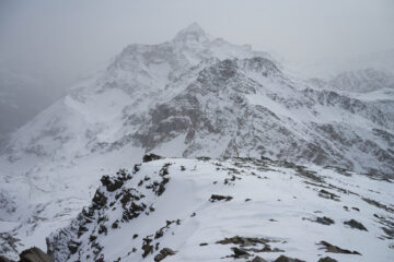 Da Punta Bettolina verso il Colle della Bettaforca, con dietro nell'ordine il Monte Bettaforca, il Rothorn e il Testa Grigia