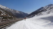 In discesa sulla statale innevata