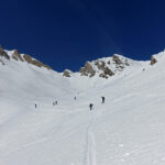 Pendii finali del colle (a sinistra) e della spalla 2730 (a destra)