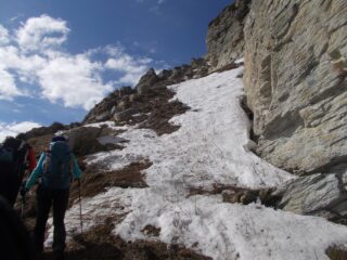 il canalino parzialmente innevato