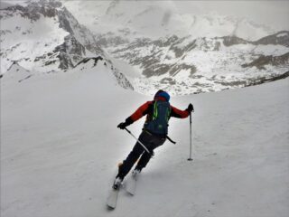 Bella neve sul pendio in alto