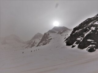 In vista della meta, in fondo, sotto il sole velato