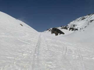 Il valloncello che adduce al colle a dx della quota 2785