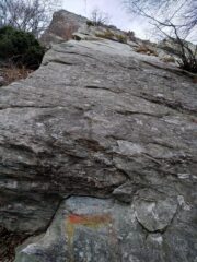 Attacco della via,con scritta sbiadita alla base.