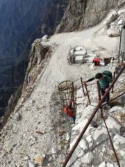 La scala dove si lascia la strada per andare verso la Tacca Bianca