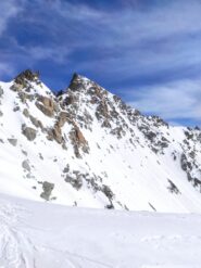 Parete sud sud-ovest tour ronde, visibile il canale di discesa e il traverso mezzacosta di uscita 