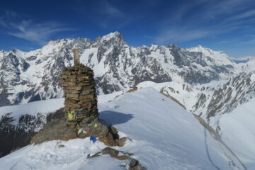 l'ometto della cima con vista dal Dente del Gigante al Mont Dolent