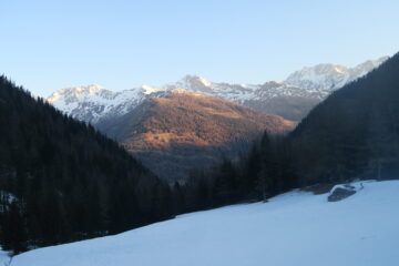 in salita nel vallone di Flassin verso il Col Vertosan