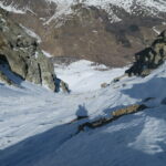 prima parte di discesa su neve dura e irregolare