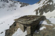 ho fatto una piccola sosta nei pressi di questo piccolo e malmesso bivacco con vista sul colle Vallonet
