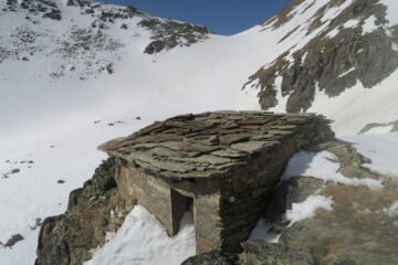 ho fatto una piccola sosta nei pressi di questo piccolo e malmesso bivacco con vista sul colle Vallonet
