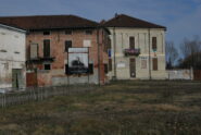 Alla tenuta di Leri-Cavour con vista sulla casa padronale, depredata anche delle targhe marmoree