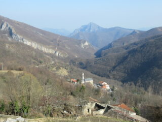Caprauna e il lungo vallone per Alto