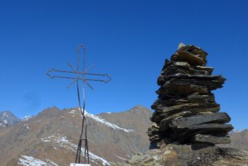 Croce , sempre più attorcigliata, e ometto di vetta