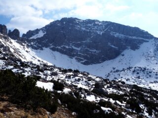 La splendida e dolomitica parete dello Zucco Barbesino.