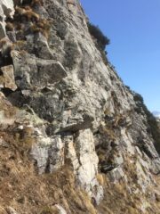 A sin.  sotto il roccione nero, la partenza della via.   A dx la partenza di 