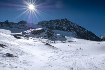Alto vallone del Bouc. Appare la ripida pala della Rabuigne, a destra il Monte Forciaz