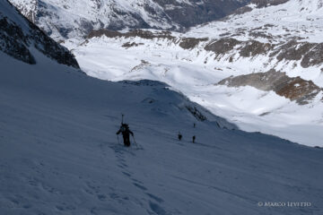 Marcella sale il ripido pendio finale