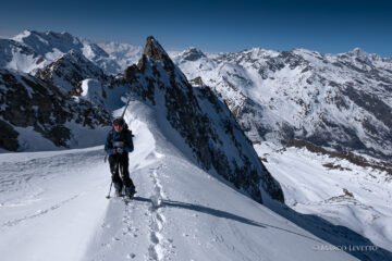 Si esce dalla pala, a pochi metri dalla vetta. Dietro, la bella punta del Monte Forciaz