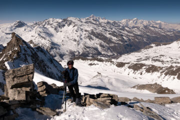 Panorami grandiosi. In basso il vallone del Bouc con la costiera rocciosa che scende dalla Becca di Tei fino al Truc de la Seja