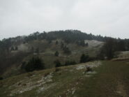 I prati con l'omonima Rocca (m.827)