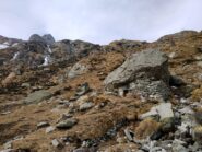 Masso a cui puntare per il sentiero di salita agli alpeggi superiori.