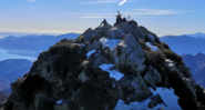la cima un po' innevata