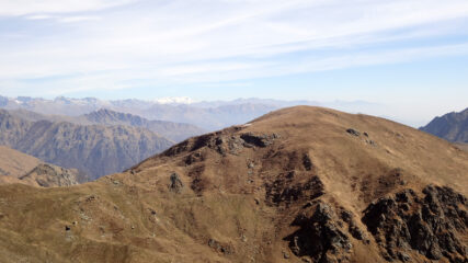 La vetta vista dall'ometto sulla sterrata