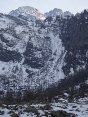 A sx la cascata, a dx il canale di discesa
