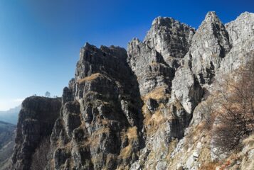 La ferrata segue più o meno il filo di cresta 