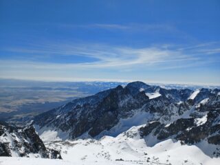 Lo sguardo spazia sulla pianura slovacca scendendo al pianoro che ospita il rif. Teryho Chata