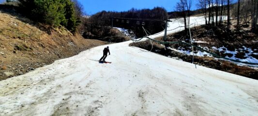 Le piste consentono di scendere fino all'auto quota 1300 circa