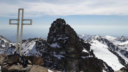 la cima est dalla ovest di pochi metri piu bassa..